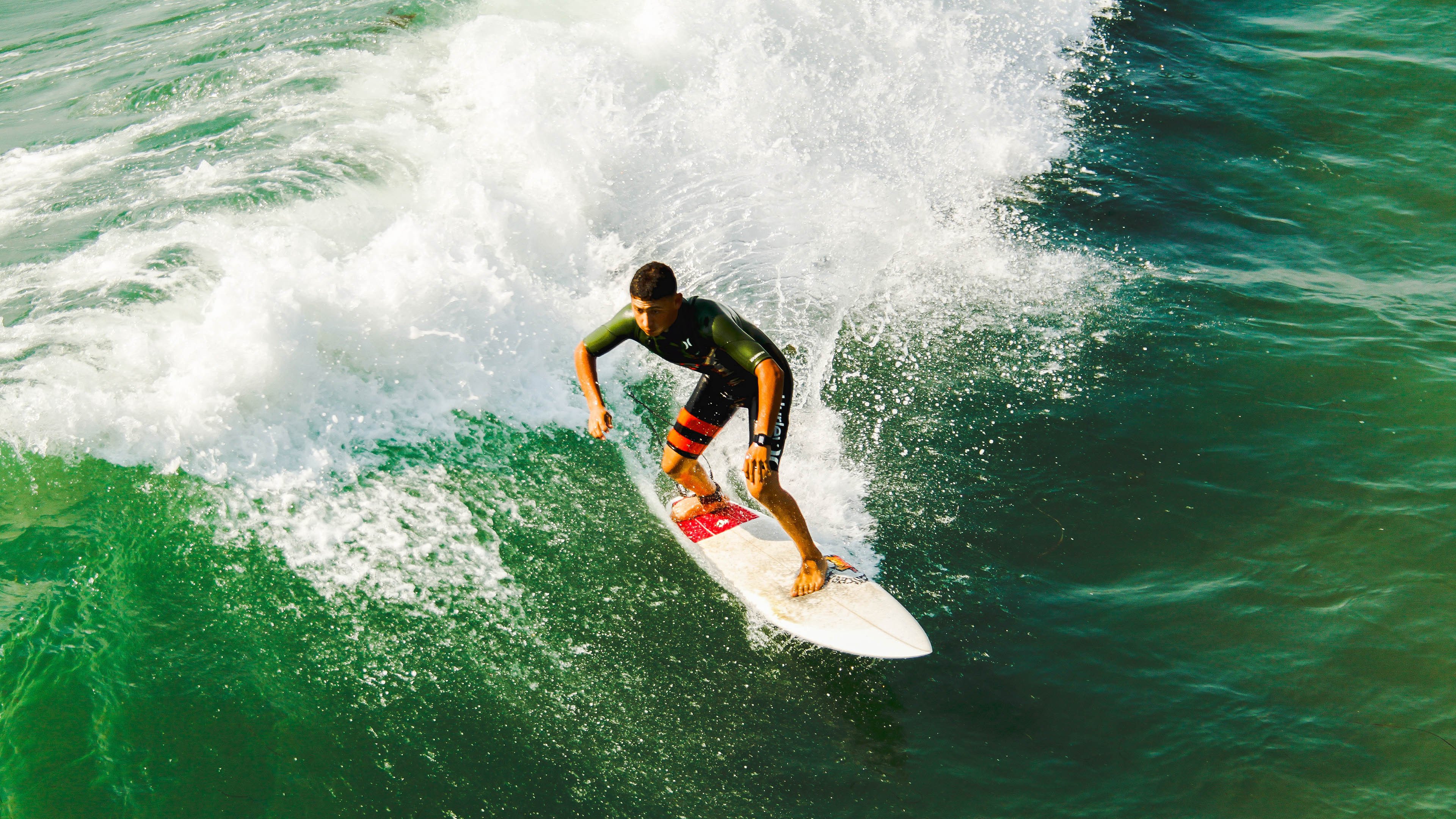 球队在主场创造强烈声援氛围并以优势赢球,主场球队英语